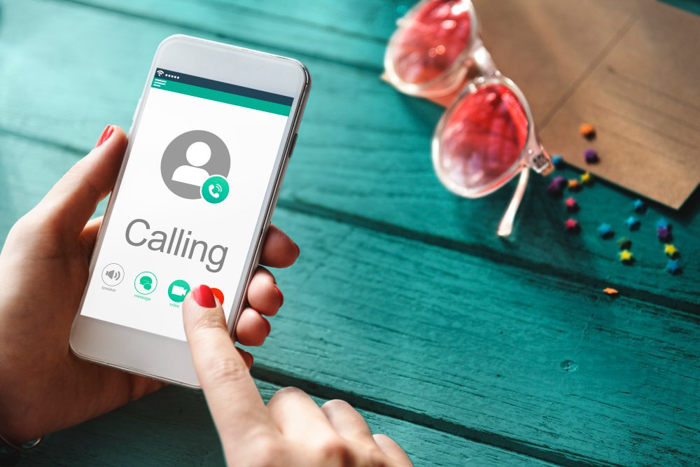 Missed call text back message templates showing phone screen with SMS conversation