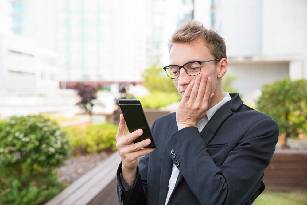 How missed call text back works: phone rings, call missed, automated SMS fires within 60 seconds, caller replies